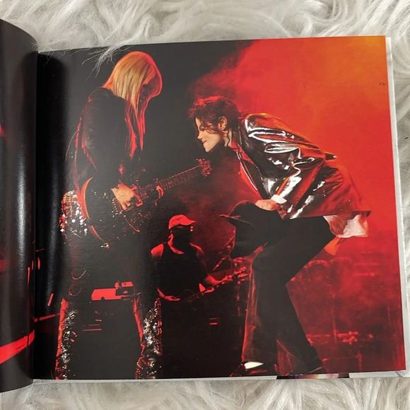 This Is It by Michael Jackson (2 CD, 2009, Sony) Hardcover Booklet, Souvenir - Picture 7 of 16